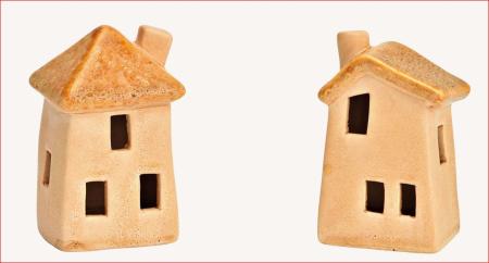 Haus aus Keramik. 9 cm hoch. Kamin links oder rechts.
